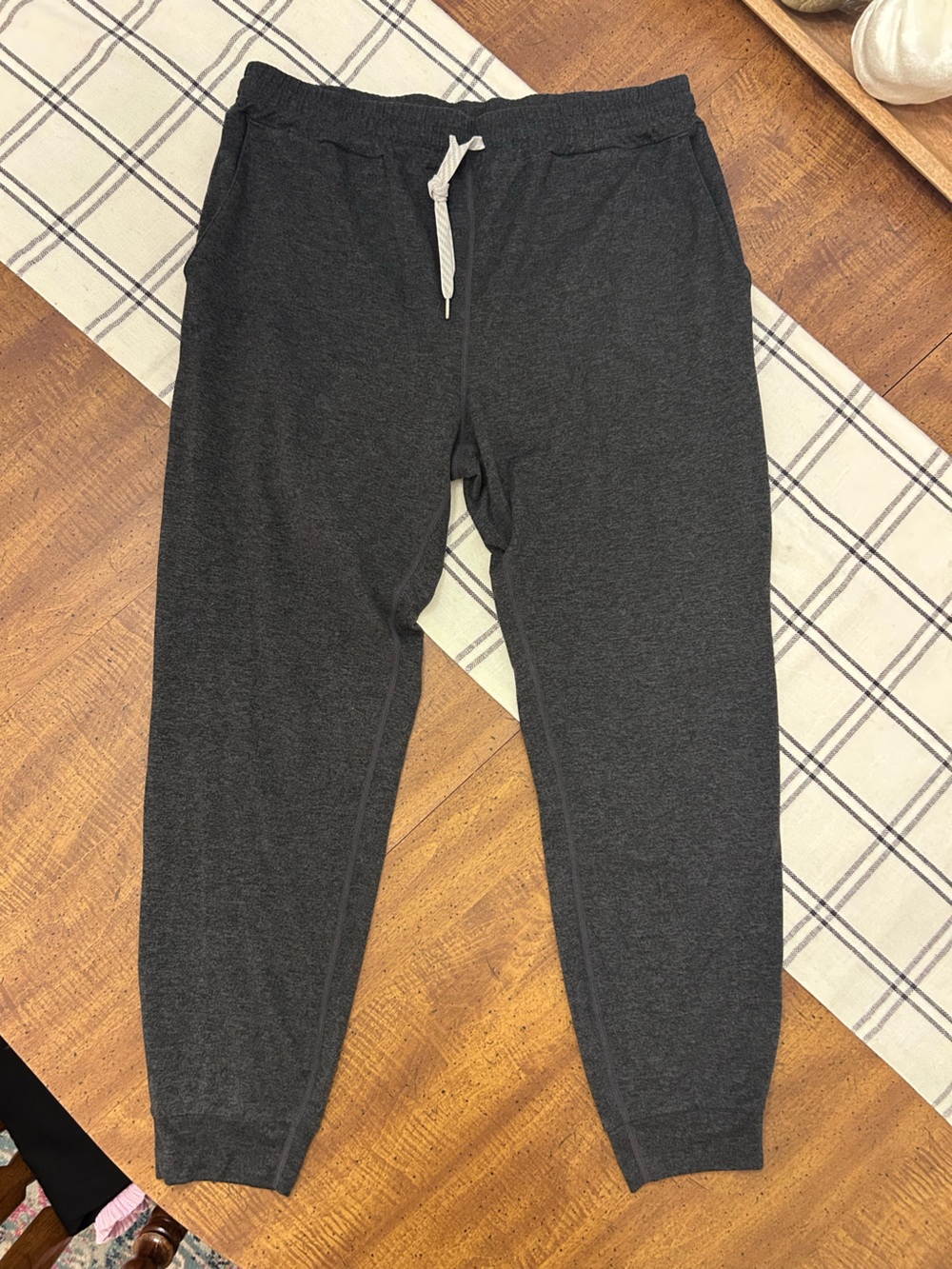 Vuori Women’s Large Joggers Dark Gray